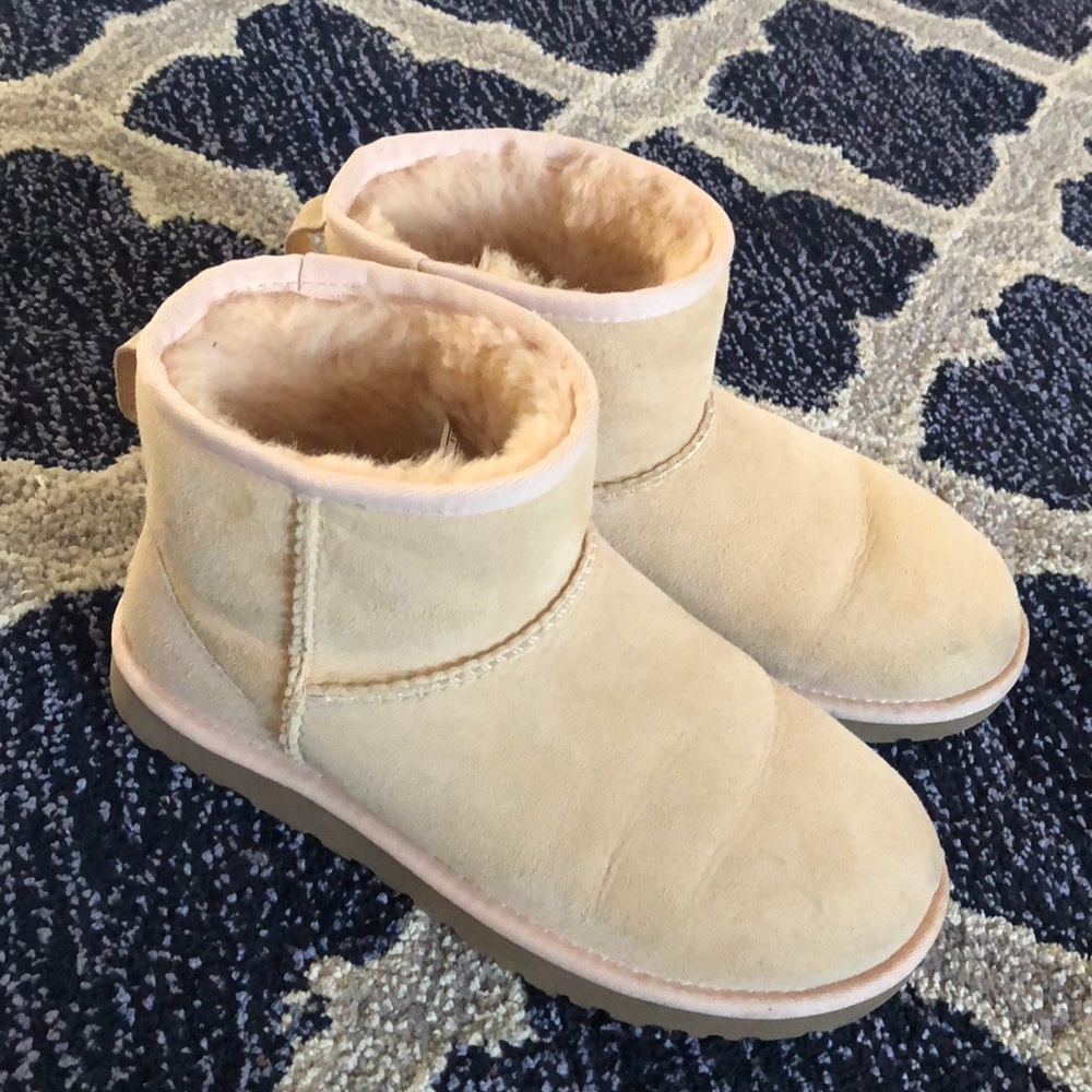Light pink low uggs